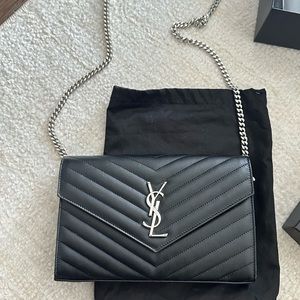 SAINT LAURENT CLASSIC CASSANDRE CHAIN WALLET IN GRAIN DE POUDRE LEATHER